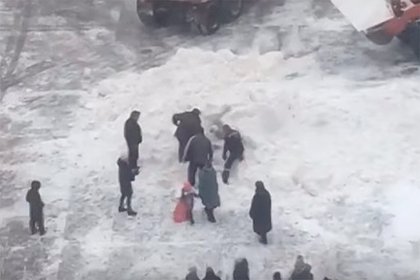 Коммунальщики из российского города засыпали ребенка снегом