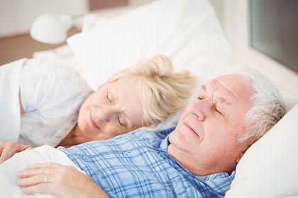 Пожилым супругам назвали жизненно важную причину спать в одной кровати