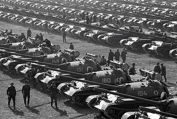 Колонны танковых подразделений перед смотром на общевойсковых учениях «Днепр» Вооруженных сил Советского Союза. 1967 год