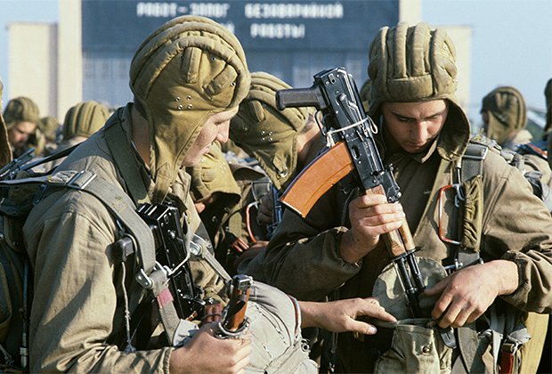 Десантники на учениях войск Прикарпатского военного округа. Август 1987 года