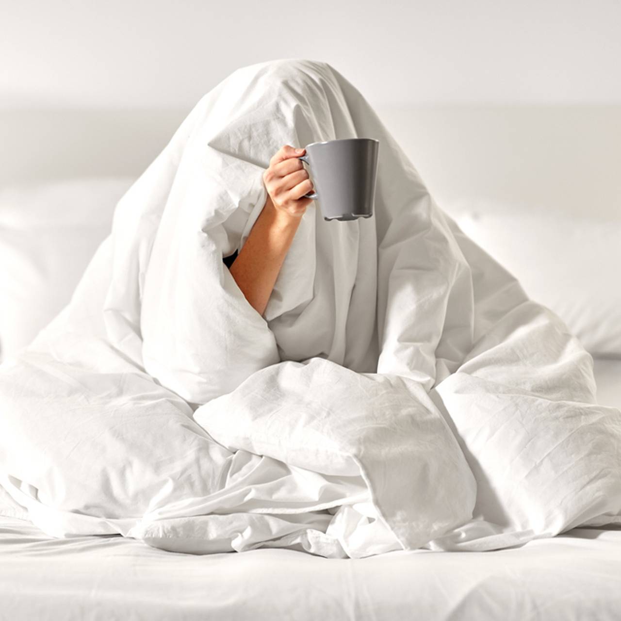 Девушка в одеяле на кровати (28 фото)