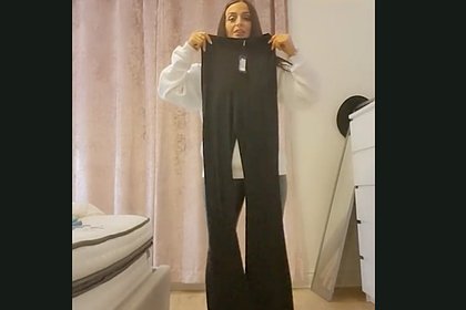 Девушка заказала брюки в сети и удивилась их длине во время примерки