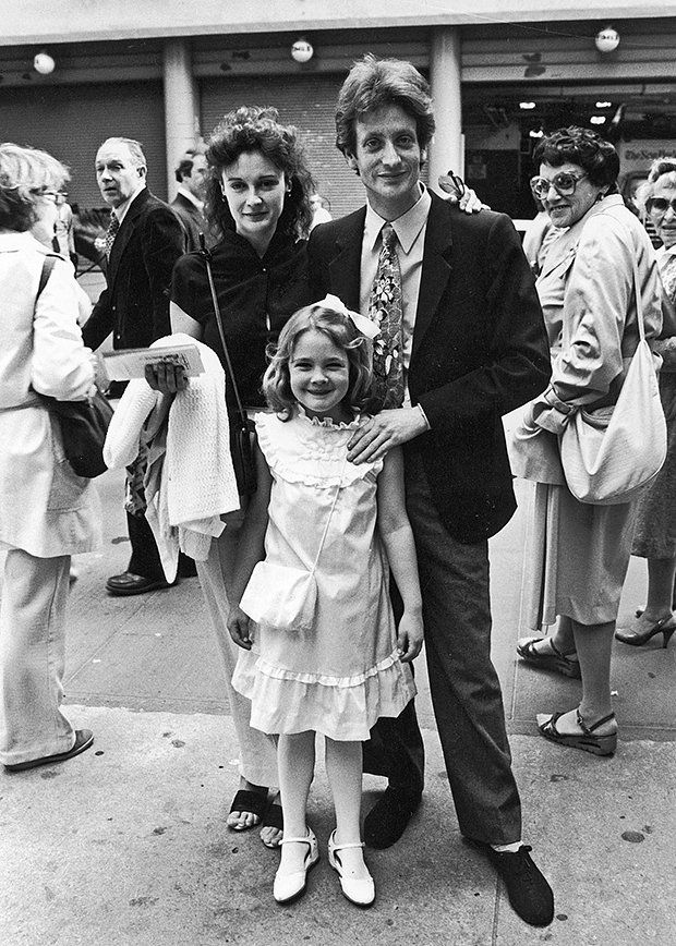 Дрю Бэрримор с родителями, 1982 год