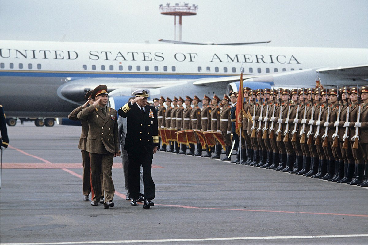 Визит американской делегации в СССР в 1989 году. Генерал армии Михаил Моисеев обходит строй вместе с американским адмиралом Уильямом Крау