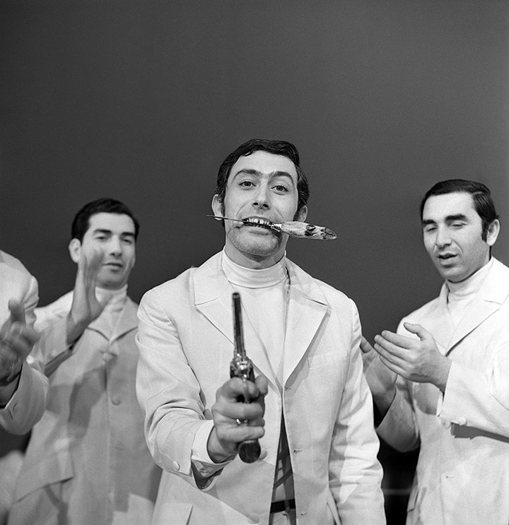 Вахтанг Кикабидзе во время выступления ансамбля «Орэра» в 1970 году