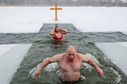 Россиян предостерегли от купания в проруби на Крещение