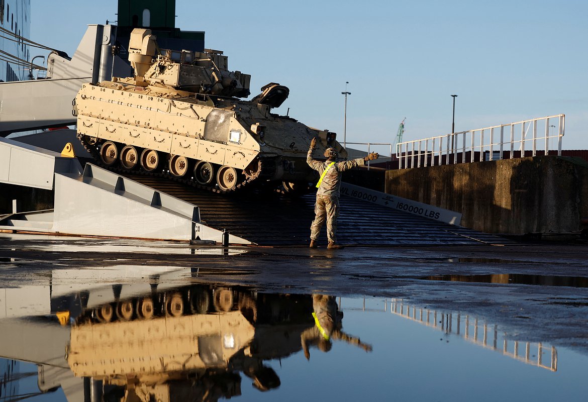 Военные США выгружают технику на берег во время передислокации сил для укрепления восточного фланга НАТО на фоне боевых действий на Украине. Влиссинген, Нидерланды, 11 января 2023 года