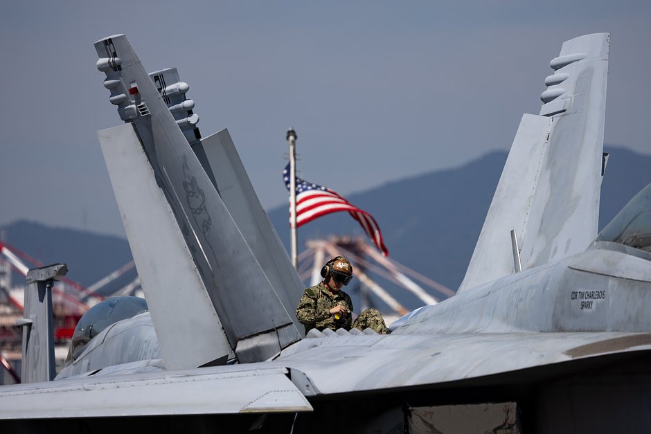 Военнослужащий ВМС США осматривает истребитель F/A-18E/F Super Hornet на авианосце USS Ronald Reagan. Пусан, Южная Корея, 23 сентября 2022 года