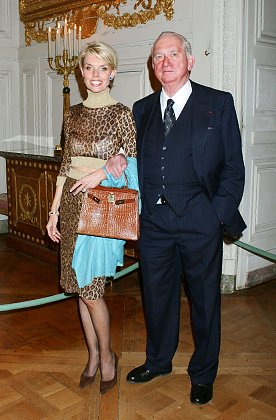 Среди прочих аксессуаров Жан-Поль подарил подруге сумку Hermès из кожи аллигатора стоимостью в несколько сотен евро. Прием в Лувре, 2005 год