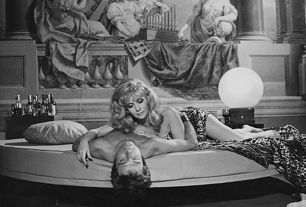 Итальянская актриса Джина Лоллобриджида с Робертом Вихаро в сцене из фильма «Каскадер», Италия, 10 июля 1968 год