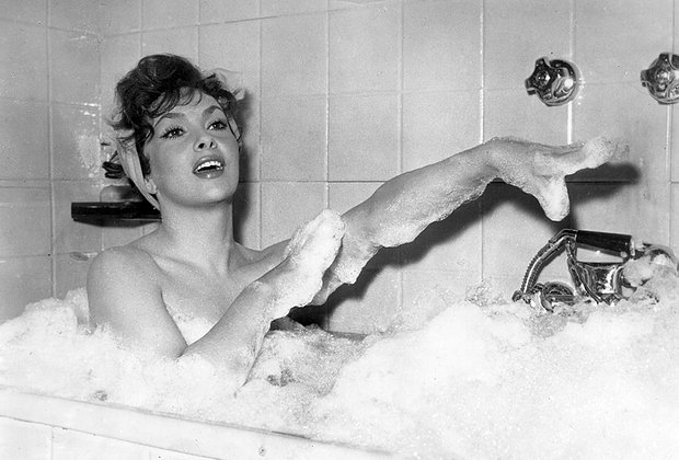 Италианската актриса Джина Лолобриджида се къпе с мехурчета в сцена от новия си филм, Анна от Бруклин, заснет в студиото Cinecitta в Рим, Италия, на 5 декември 1957 г.