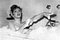 Итальянская актриса Джина Лоллобриджида принимает ванну с пеной в сцене своего нового фильма под названием «Анна из Бруклина», снимаемого на студии Cinecitta в Риме, Италия, 5 декабря 1957 года