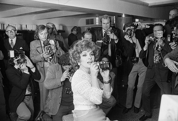 27 сентября 1974 года. Итальянская актриса Джина Лоллобриджида поддается старому правилу «если не можешь победить их, присоединяйся к ним»