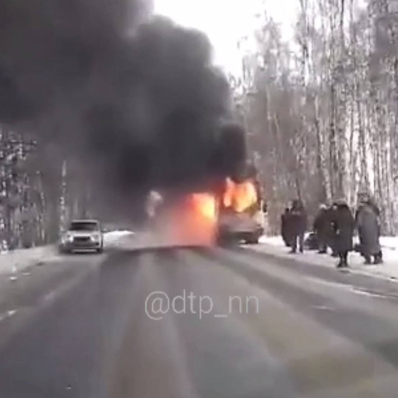 Автобус вез гроб с покойником на российское кладбище, загорелся и попал на  видео: Происшествия: Россия: Lenta.ru