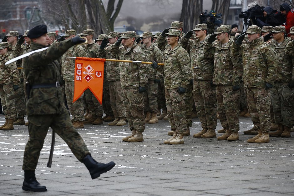 Официальная церемония приветствия американских войск, развернутых в Польше в рамках наращивания сил НАТО в Восточной Европе. Жагань, Польша, 14 января 2017 года