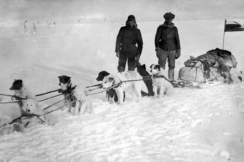 Участники первой русской полярной экспедиции Павлов и Линник после возвращения из месячной санной поездки