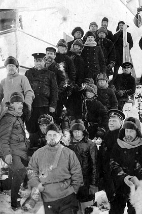 Участники экспедиции Георгия Седова во время первой зимовки. Фото: Альбом экспедиции Седова на Северный полюс в 1912-1914 годах
