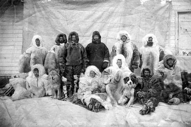 Участники экспедиции Георгия Седова во время первой зимовки. Фото: Альбом экспедиции Седова на Северный полюс в 1912-1914 годах