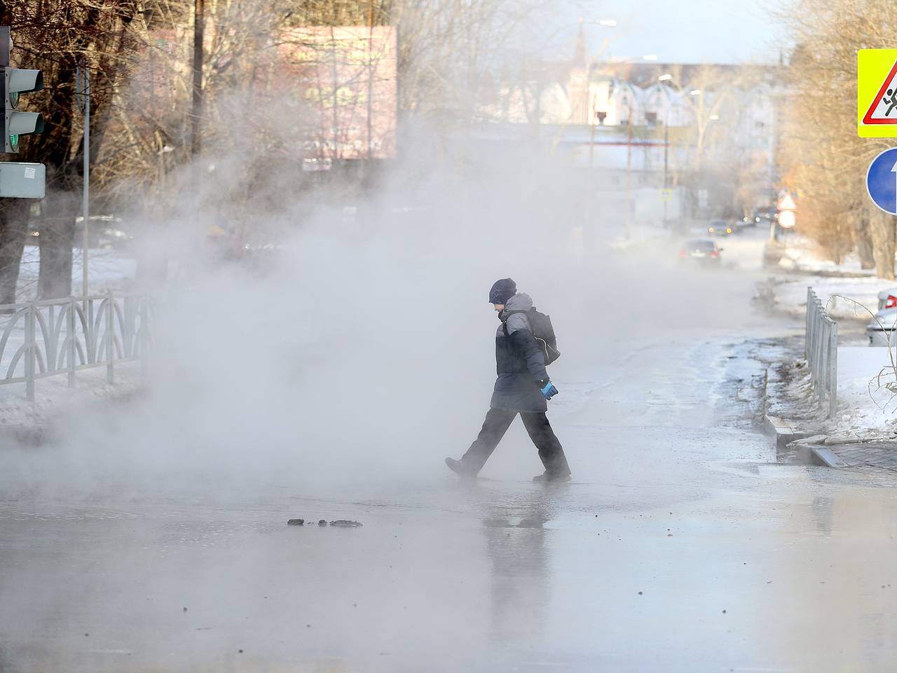 Дороги в российском городе затопило из-за лопнувшего трубопровода: Дом:  Среда обитания: Lenta.ru