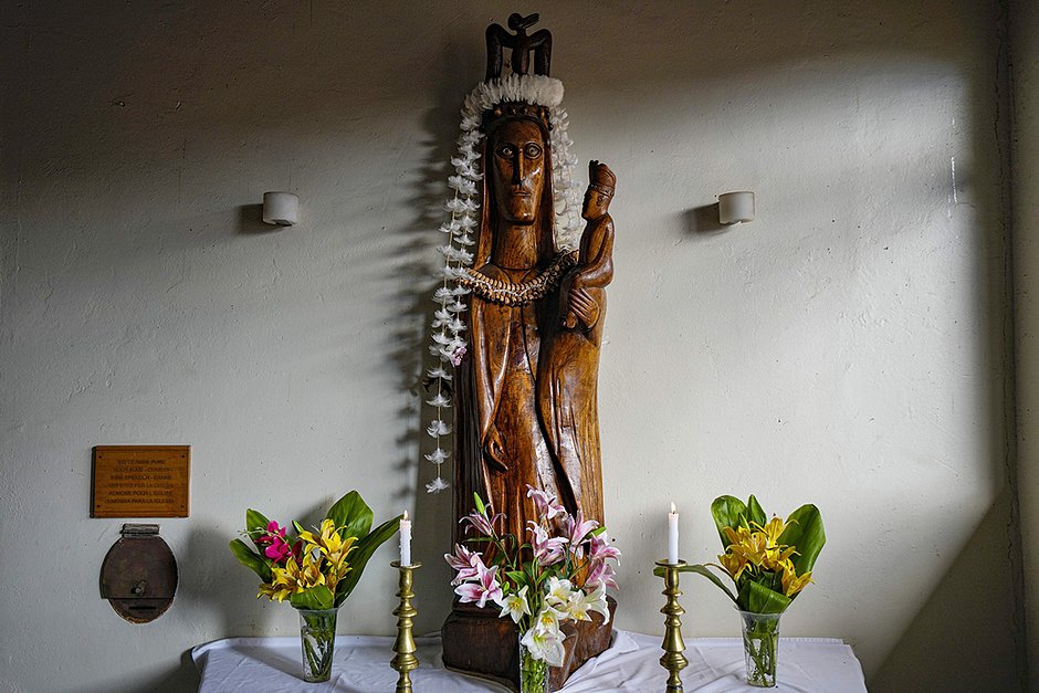 Статуя девы Марии с лицом представителя народов Рапа-Нуи в католической церкви Святого Креста