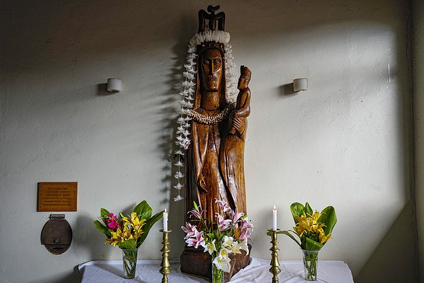 Статуя девы Марии с лицом представителя народов Рапа-Нуи в католической церкви Святого Креста. Фото: Esteban Felix / AP