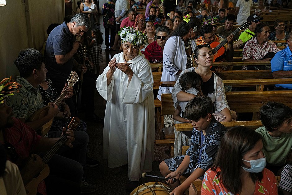 Причащение в церкви Святого Креста на Рапа-Нуи
