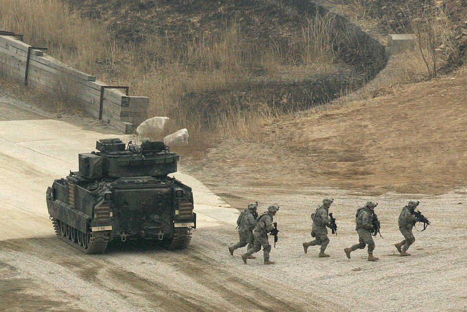 Американские солдаты на полигоне в Почхоне, к югу от демилитаризованной зоны, разделяющей Южную Корею и КНДР