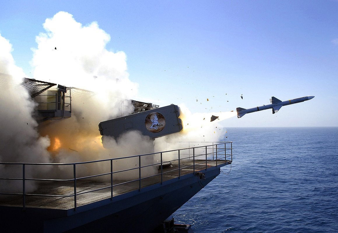 Запуск ракеты RIM-7P НАТО Sea Sparrow с авианосца Nimitz USS Abraham Lincoln (CVN 72) во время учений 13 августа 2007 года в Тихом океане