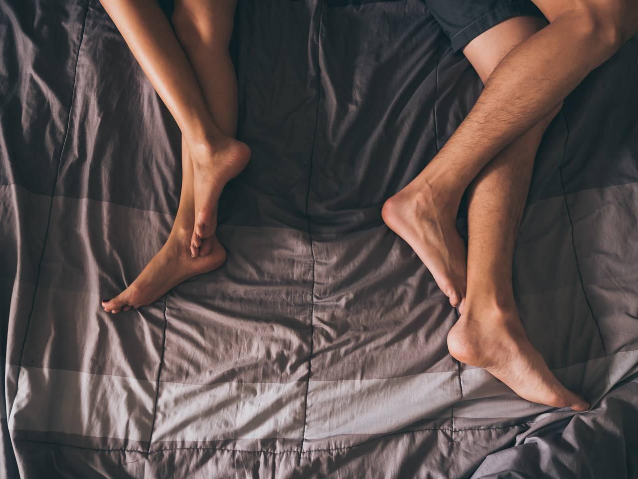 Секс со спящей чужой женой пока муж спит: порно видео на kingplayclub.ru