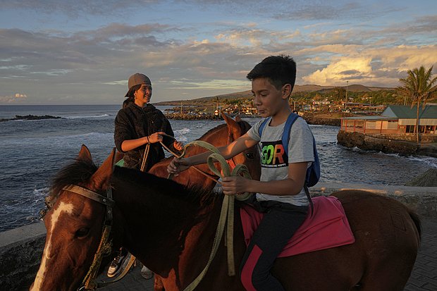 Местные студенты едут на лошадях по пляжу Анна-Роа. Фото: Esteban Felix / AP