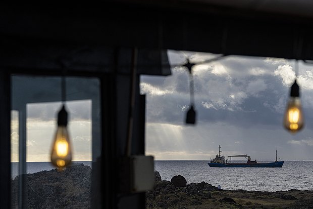 Корабль, перенаправляющий продовольствие и продукты из Чили в Анга-Роа. Фото: Esteban Felix / AP