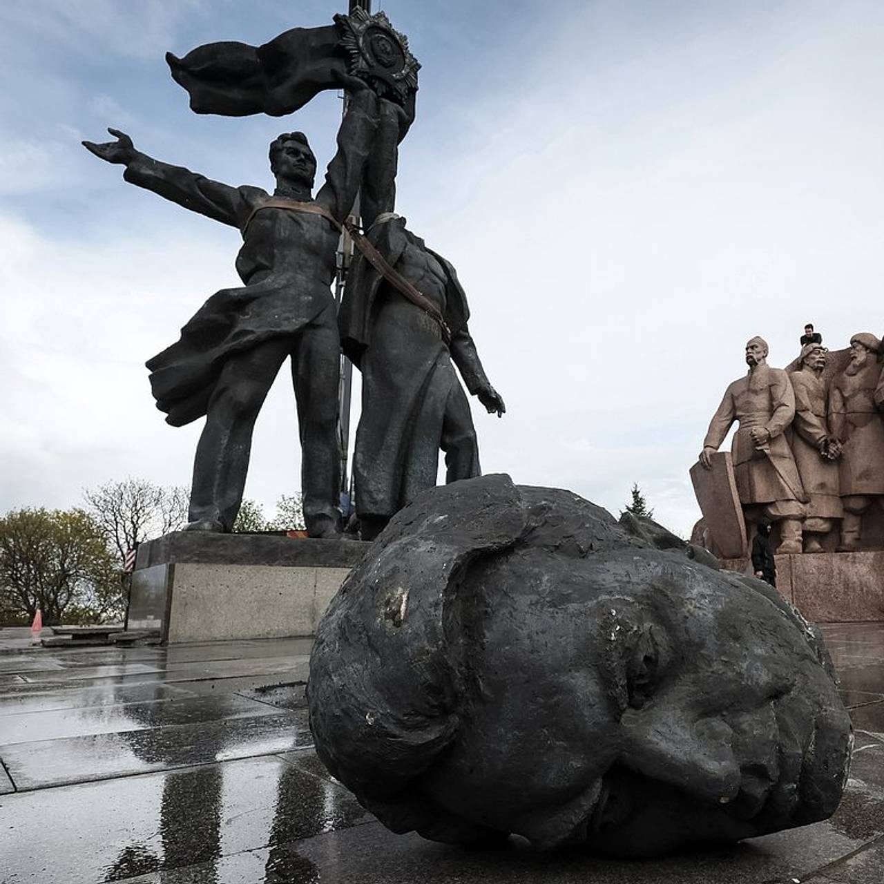 На Украине вновь сносят памятники. Почему стране так важно избавиться от  бронзовых Пушкина и Суворова?: Украина: Бывший СССР: Lenta.ru