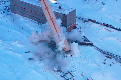 Подрыв трубы весом в несколько тысяч тонн на заводе в Арктике сняли на видео