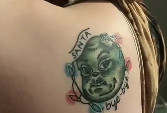 Женщина показала татуировку для улучшения сексуальной жизни и удивила зрителей