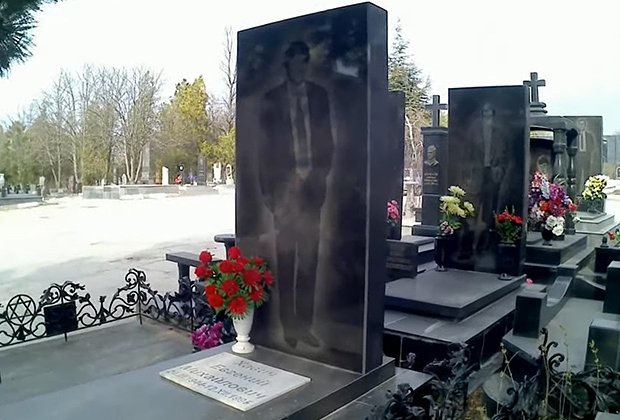 Могила криминального авторитета Евгения Хавича. Кадр: Чтобы помнили / YouTube