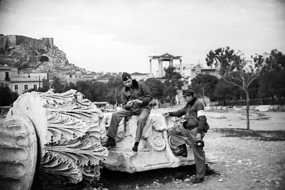 Американские военные осматривают руины колонн в Афинском некрополе