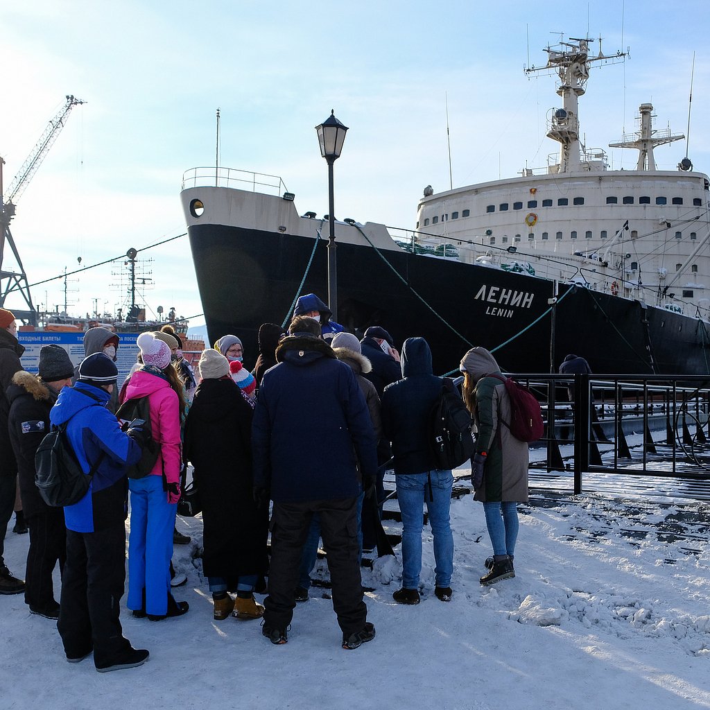 Спуск на воду ледокола ленин. Ледокол Ленин Мурманск. Атомный ледокол Ленин. Атомный ледокол Ленин Мурманск. Ледокол Арктика.