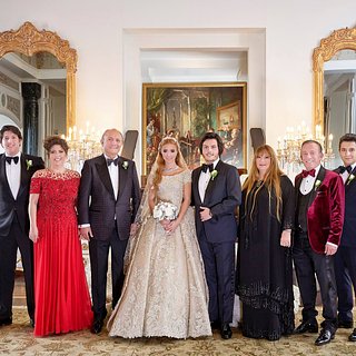 Официальное свадебное фото Сены Агаоглу и Корая Керкала с родителями и братьями