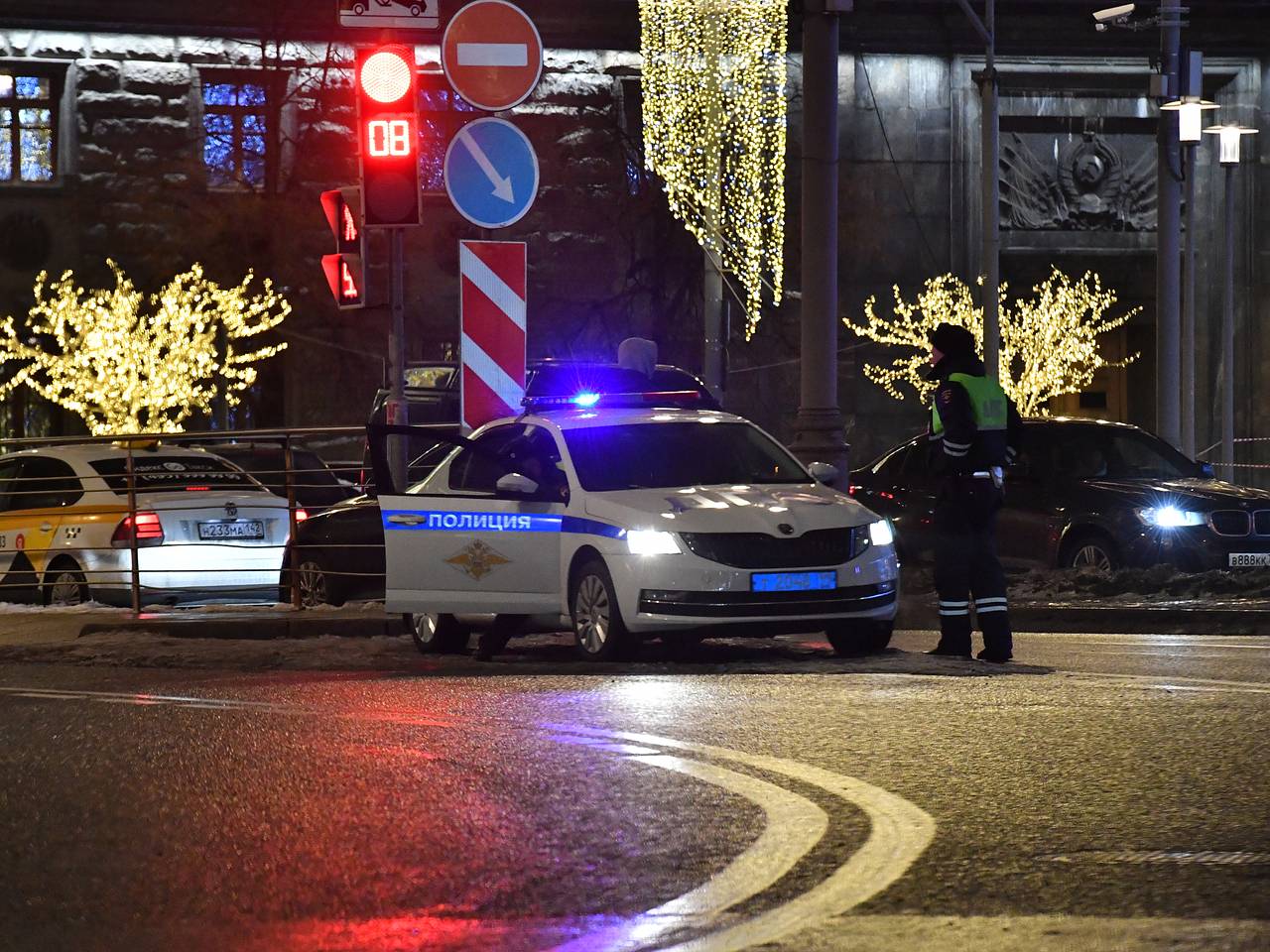 Автомобиль въехал в стену жилого дома в центре Москвы: Происшествия:  Россия: Lenta.ru