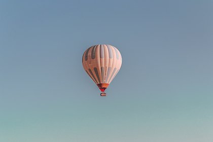 Воздушный шар с пассажирами застрял на горе в Сочи