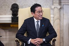 Японский премьер захотел посетить Киев в феврале