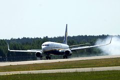 Предупредивший о бомбе самолет Ryanair приземлился в Афинах