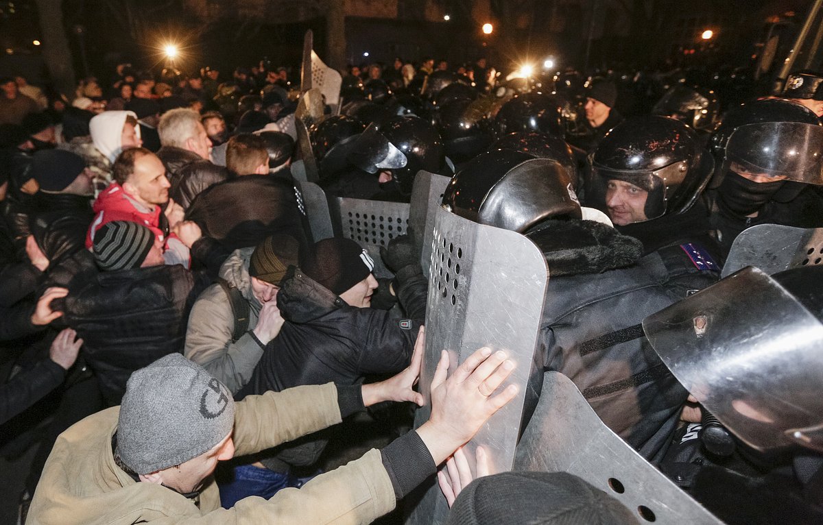 Столкновения пророссийских демонстрантов с ОМОНом во время митинга в Донецке, 6 марта 2014 года