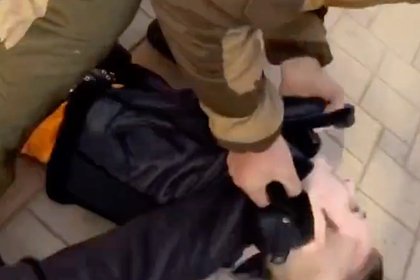 Россиянин избил девушку из-за ирокеза и попал на видео