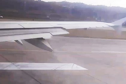 Россиянин снял на видео вытекающее во время полета самолета топливо