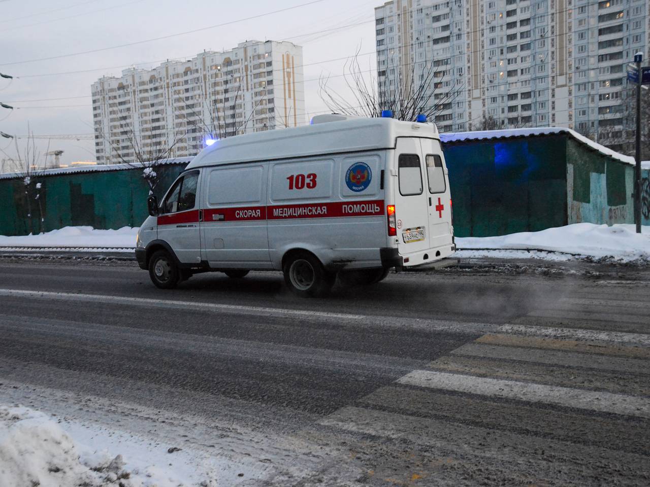 Автомобилист насмерть сбил женщину на пешеходном переходе в Москве:  Общество: Россия: Lenta.ru