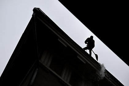 Россиянин сорвался с крыши во время уборки сугробов и погиб
