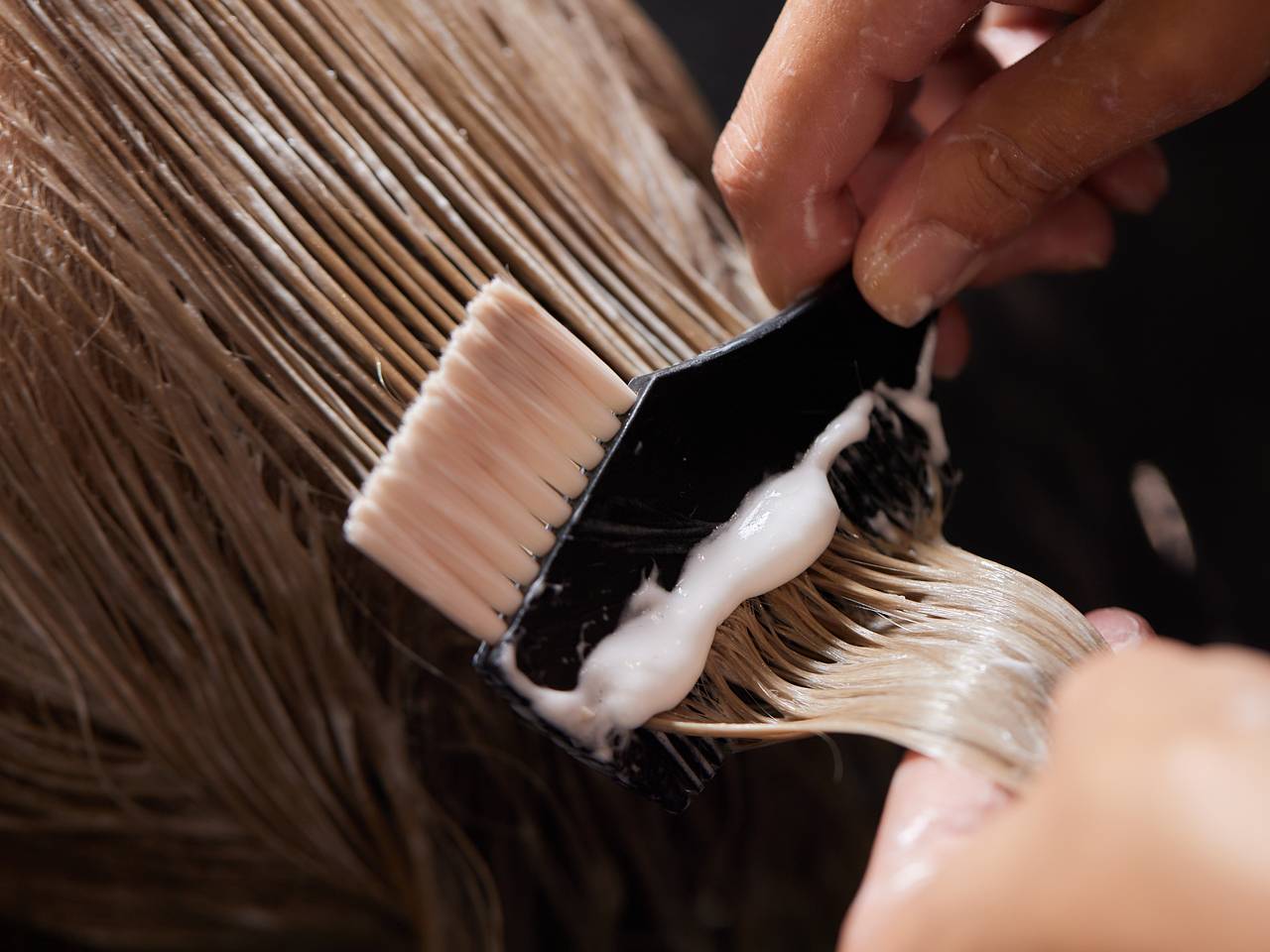 И парикмахер не нужен: как осветлить волосы в домашних условиях, чтобы не испортить их