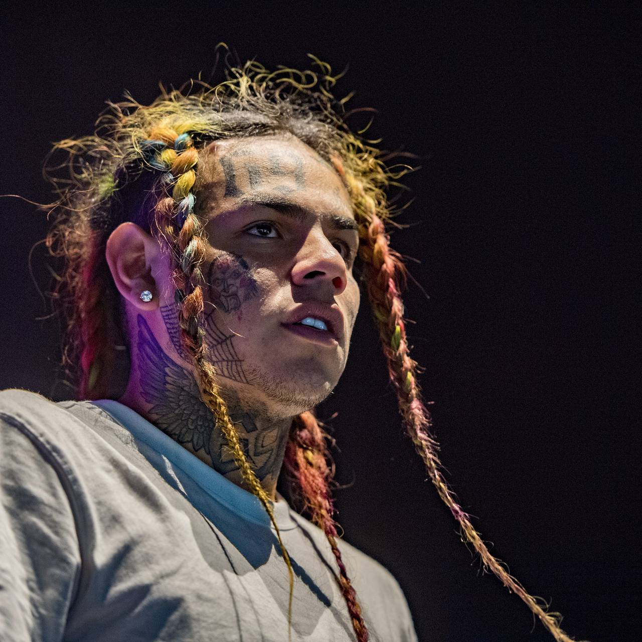 Рэпера 6ix9ine выгнали из ресторана за попытку бесплатно напоить друзей:  Музыка: Культура: Lenta.ru