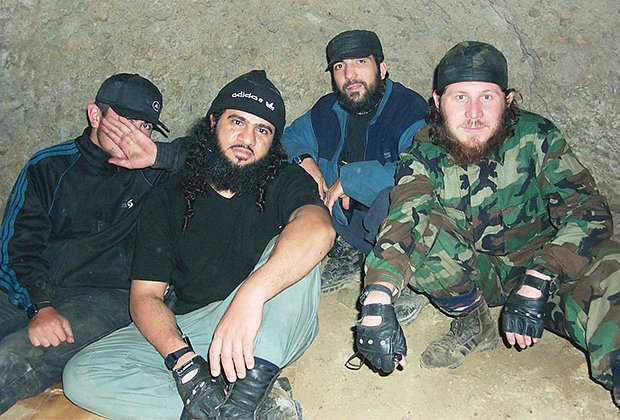 Террорист Амир ибн аль-Хаттаб — второй слева. Фото: ЦОС ФСБ / ТАСС